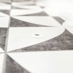 Магнитный стопор Fantom на полу с керамической плиткой